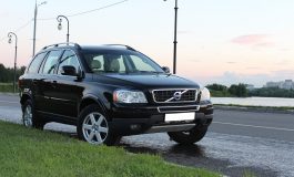 Mannen kopen een tweedehands auto